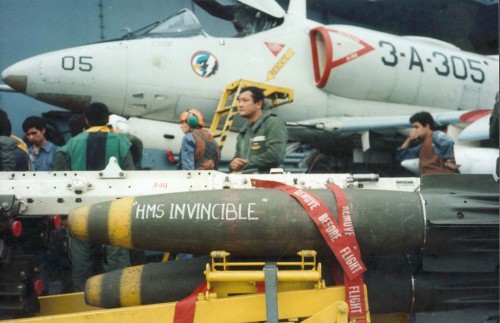 Pilotos y mecánicos de la 3ra escuadrilla de Caza y Ataque  preparando los aviones para bombardear a la flota inglesa.
