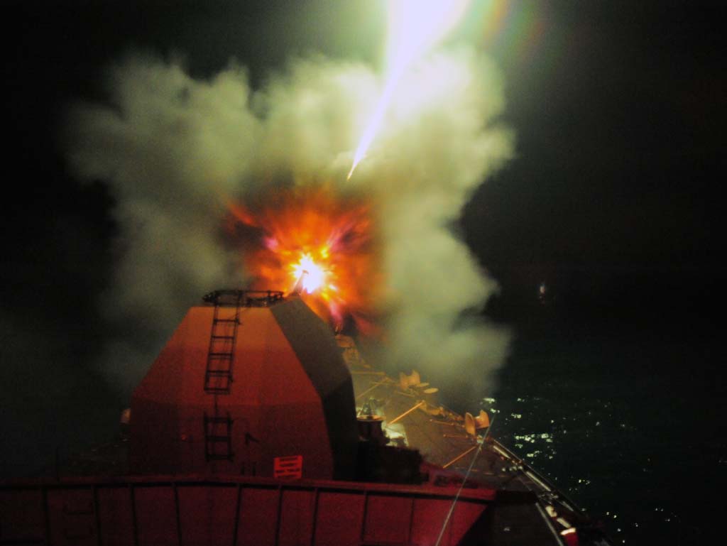 Mk8 do HMS Sutherland - disparo noturno - foto RN