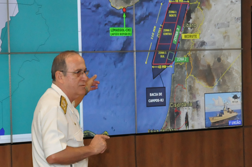 VA Guerra, Comandante-em-Chefe da Esquadra, demonstra a capacidade de monitoração da Fragata “União”, atualmente na Operação “Líbano-I”
