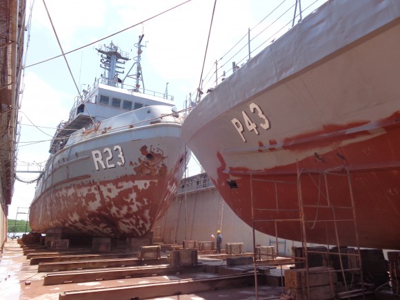 Base Naval de Natal realiza docagem do RbAM Triunfo e do NPa Goiana