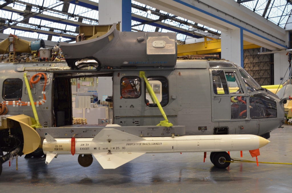 Novo EC725 da Marinha recebe integração de armamentos
