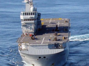 França suspende entrega de navio de guerra para a Rússia BPC francês Dixmude de proa - DESTAQUE foto Nunão - Pode Naval