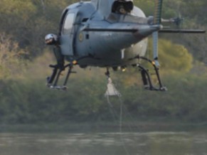 Terceiro dia de incêndio nas proximidades de Aramar mobiliza helicópteros da Marinha Helicóptero da Marinha pegando água para jogar sobre o incêndio