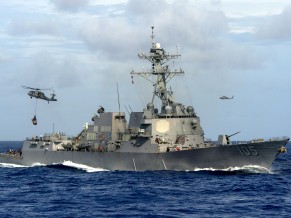 FOTO: Ressuprimento vertical do destróier USS ‘Dewey’ (DDG 105) por helicópteros Seahawk 140924-N-TP834-097