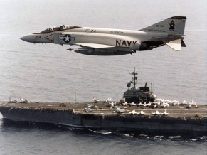 FOTO: F-4 Phantom II e porta-aviões USS ‘Forrestal’ (CV 59) em 1981 An F-4J Phantom II of Fighter Squadron (VF) 74 pictured in flight over the carrier Forrestal (CV 59) underway in the Mediterranean Sea in 1981, thirty-three years ago. The aircraft is painted in markings commemorating the 20th anni