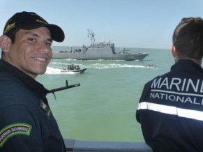 Navios-patrulha do Brasil e da França em operação contra pesca ilegal tripulantes de navios-patrulha da França e do Brasil em ação contra pesca ilegal - foto Min Def França