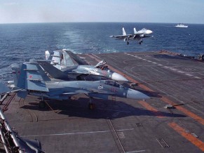 Falando em testes, há 25 anos o Su-33 enganchava pela primeira vez no Kuznetsov Su-33 - primeiras operações no Kuznetsov - foto 2 Sukhoi