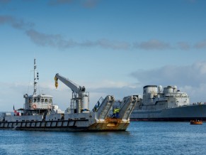 Ex-Georges Leygues agora é parte de quebra-mar da Escola Naval Francesa barcaça Telenn Mor e a ex-fragada Georges Leygues - foto Marinha Francesa_files