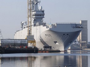 Marinheiros russos embarcaram novamente no Vladivostok porta-helicópteros Vladivostok - foto AP via Voz da Rússia