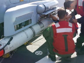 Helicóptero MH-16 ‘Seahawk’ da MB realiza primeiro lançamento de míssil antinavio Penguim penguim