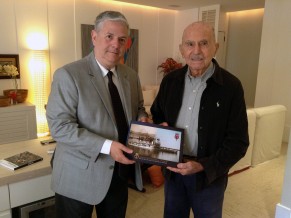 Ex-ministro Karam presenteado com livro do monitor ‘Parnaíba’ Roberto Lopes e o Almirante Alfredo Karam