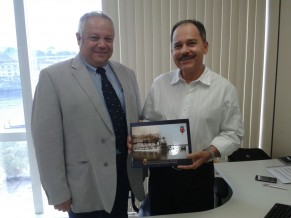 Ex-comandante do Monitor ‘Parnaíba’ recebe livro comemorativo dos 75 anos do navio Comte Repinaldo e CMG Arlei
