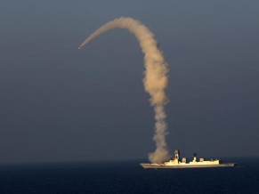 INS ‘Kolkata’ realiza teste com míssil de cruzeiro BrahMos INS Kolkata dispara BrahMos - 1