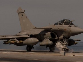Fotos e informações da primeira missão de caças navais Rafale M contra o EI Rafale M pronto para lançar em missão de 25fev2015 contra o EI - foto 2 MD França
