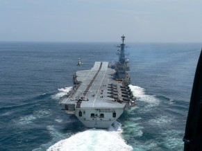 Porta-aviões que liderou operação de retomada das Ilhas Malvinas será aposentado SeaKing-INS_Viraat-