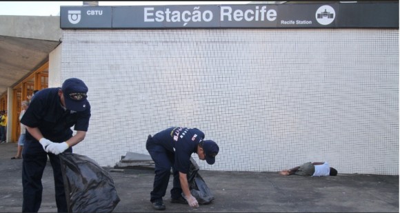 Marinheiros japoneses recolhem lixo da estação do metrô de Recife