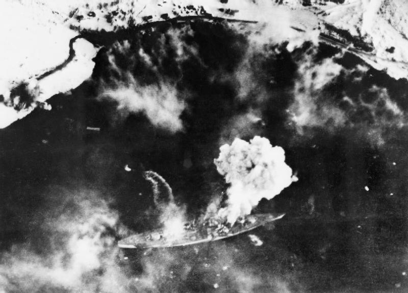 Tirpitz sob ataque aéreo britânico