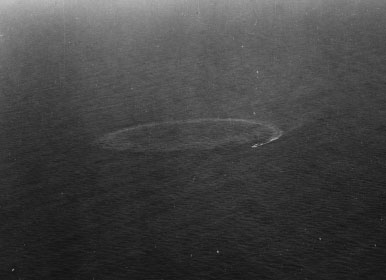 U-199 navegando em círculo depois do primeiro ataque com cargas de profundidade do PBM americano