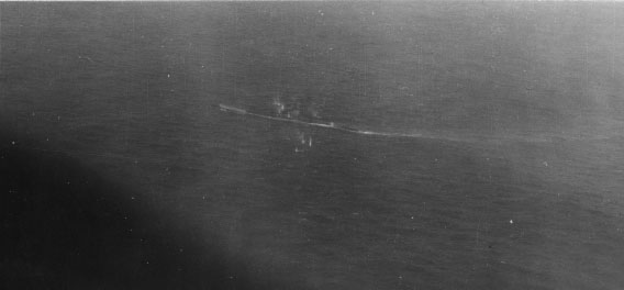 O U-199 abre fogo com suas antiaéreas no momento em que é alvo de strafing por parte do Catalina