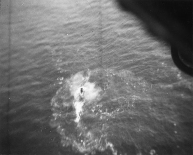 U-199 voltando à superfície após tentar mergulhar depois do primeiro ataque