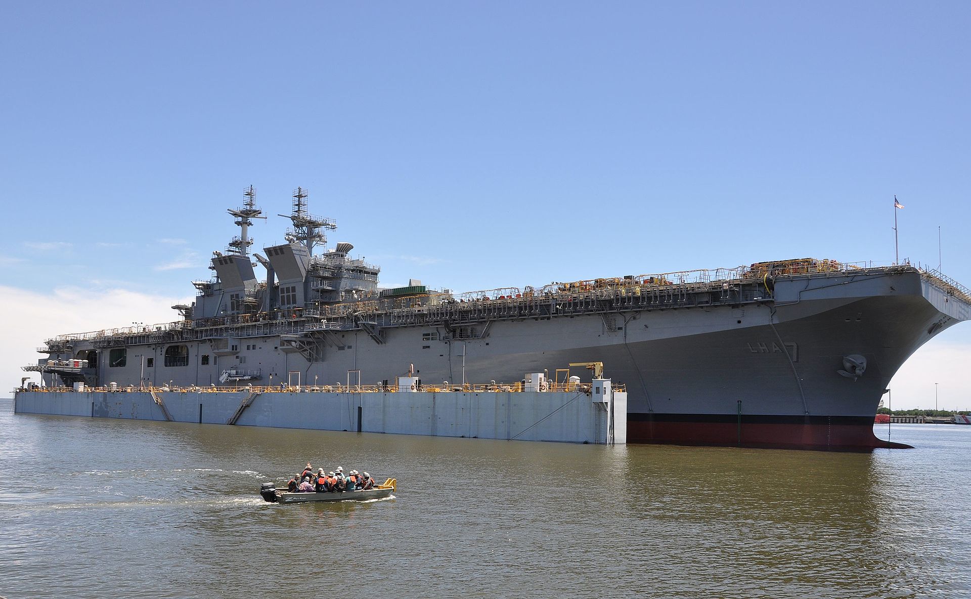 Marinha dos EUA comissiona o navio de ataque anfíbio USS Tripoli