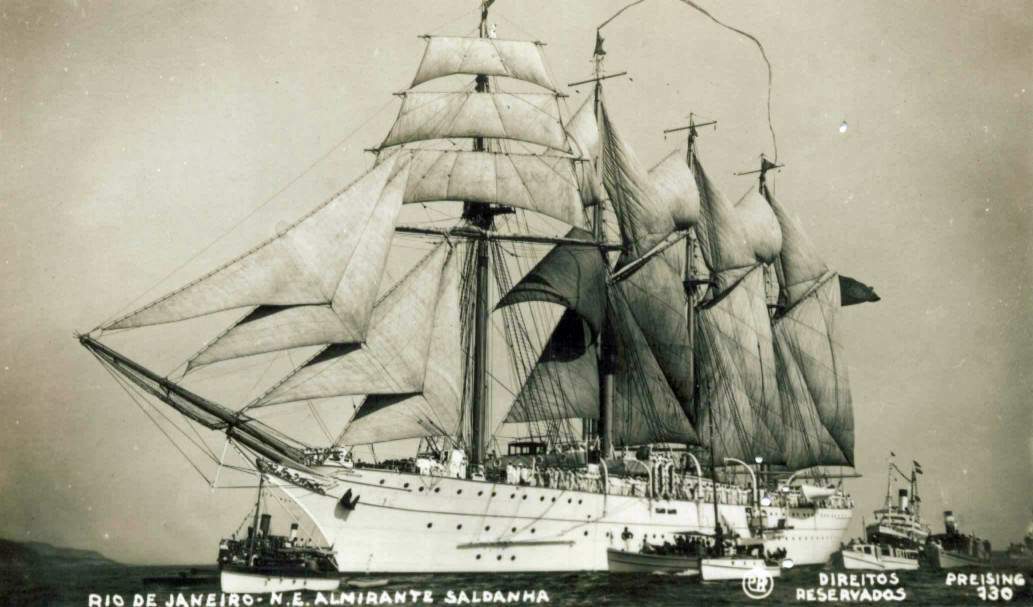 O Almirante Saldanha, rodeado por várias embarcações menores, provavelmente na sua chegada ao Brasil. (foto: SDM) 