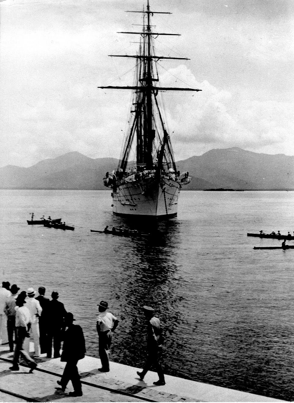 O NOc Almirante Saldanha, na inauguração do Porto de Paranaguá. (foto: ?, via José Henrique Mendes) 