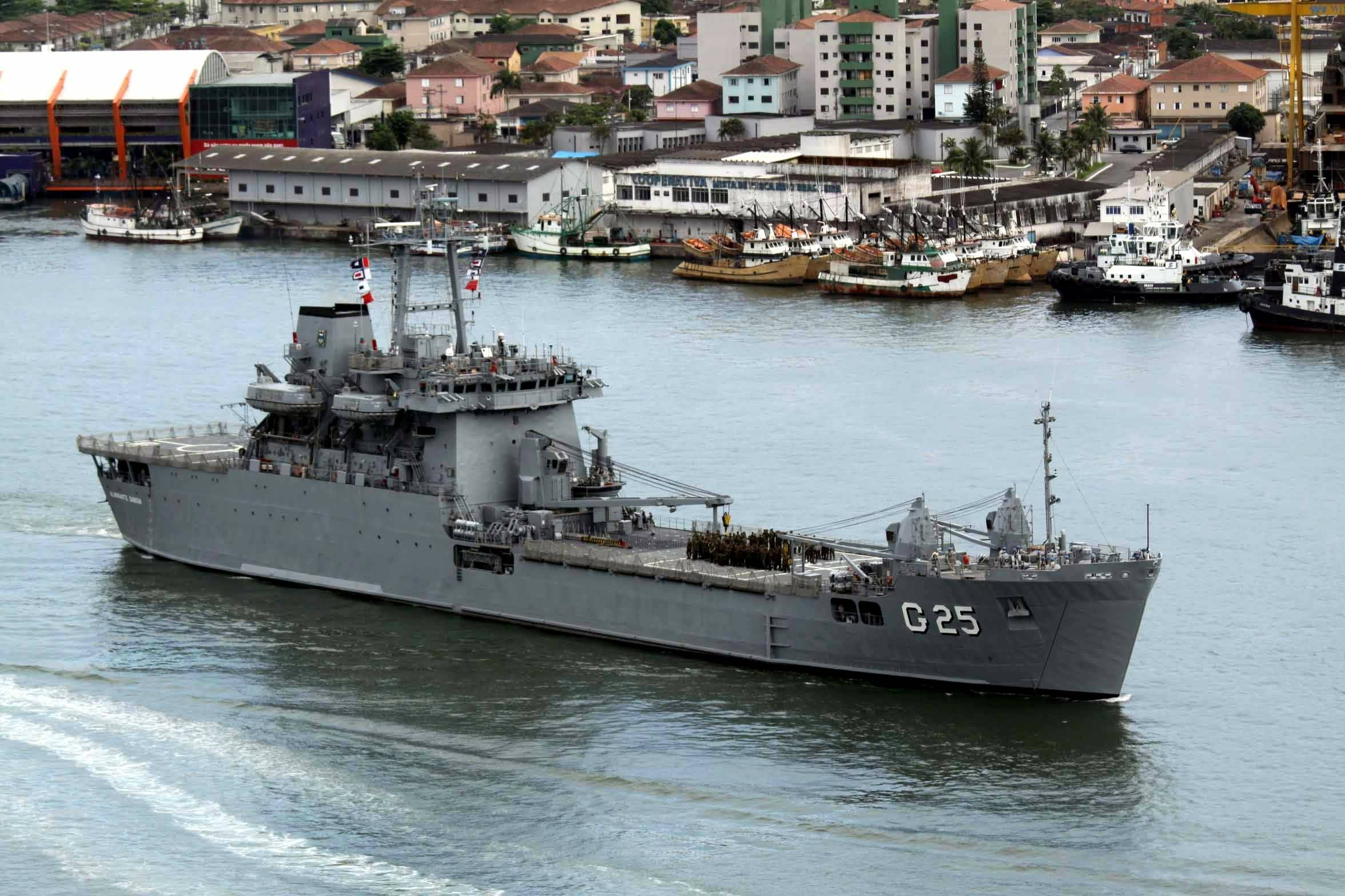 O Almirante Saboia deixando Santos no final da tarde de 17 de dezembro de 2009, depois de realizar a sua primeira visita a cidade. (foto: Silvio Smera)