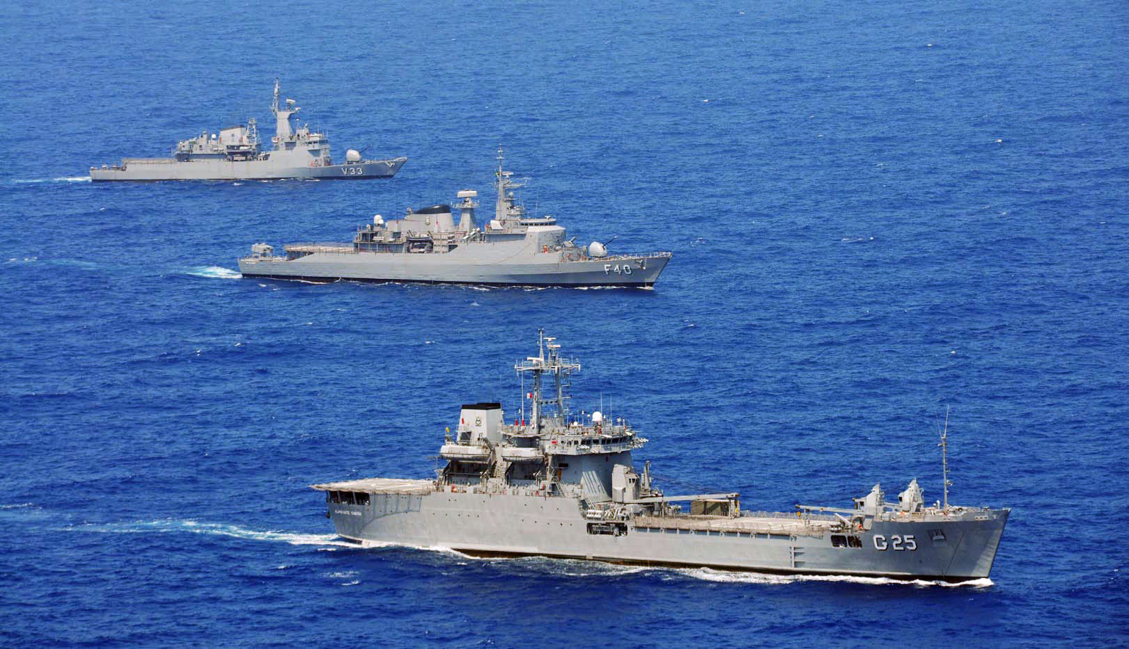 A Niterói navegando em formação com a Cv Frontin e o NDCC Almirante Saboia durante a Operação ASPIRANTEX 12. (foto: ?) 