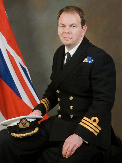 Capito-de-Fragata Paul S. Beattie, Royal Navy, em foto de 2009, quando era comandante do Contratorpedeiro HMS Manchester - D 95. (MoD-UK)