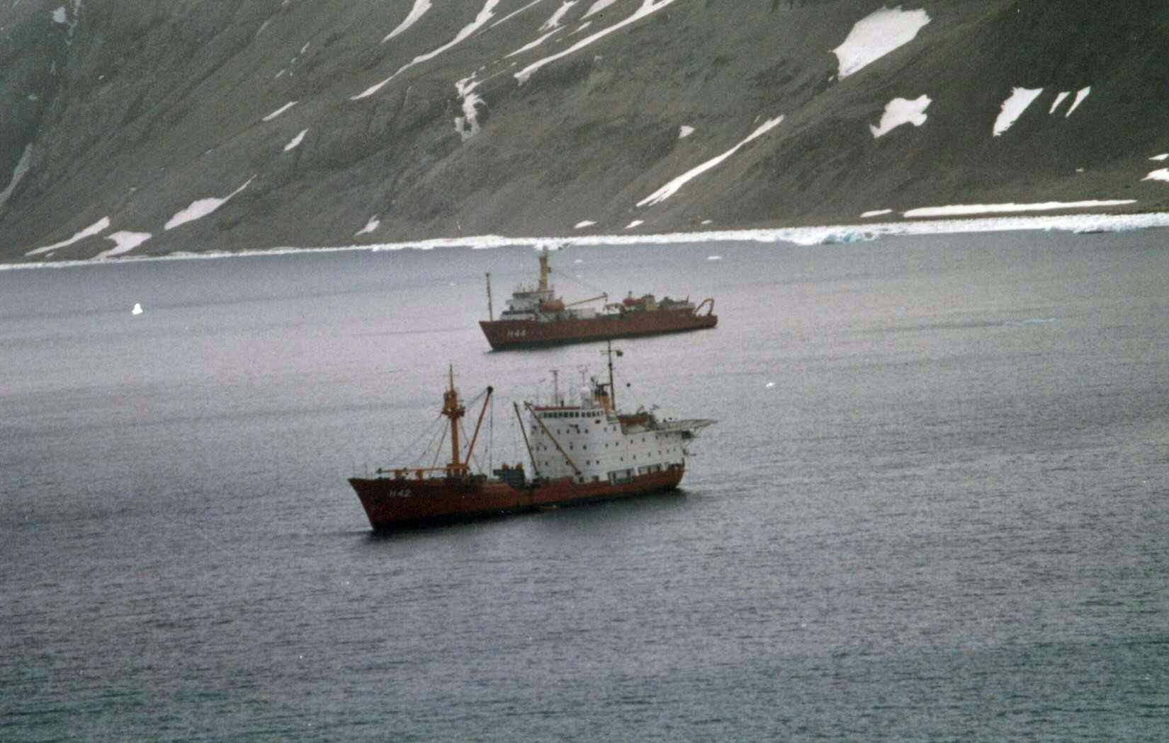 O NApOc Barão de Teffé e ao fundo o NApOc Ary Rongel, juntos no Continente Antártico em 1994. O primeiro realizava sua última comissão a região e o segundo a sua primeira. (foto: SDM)