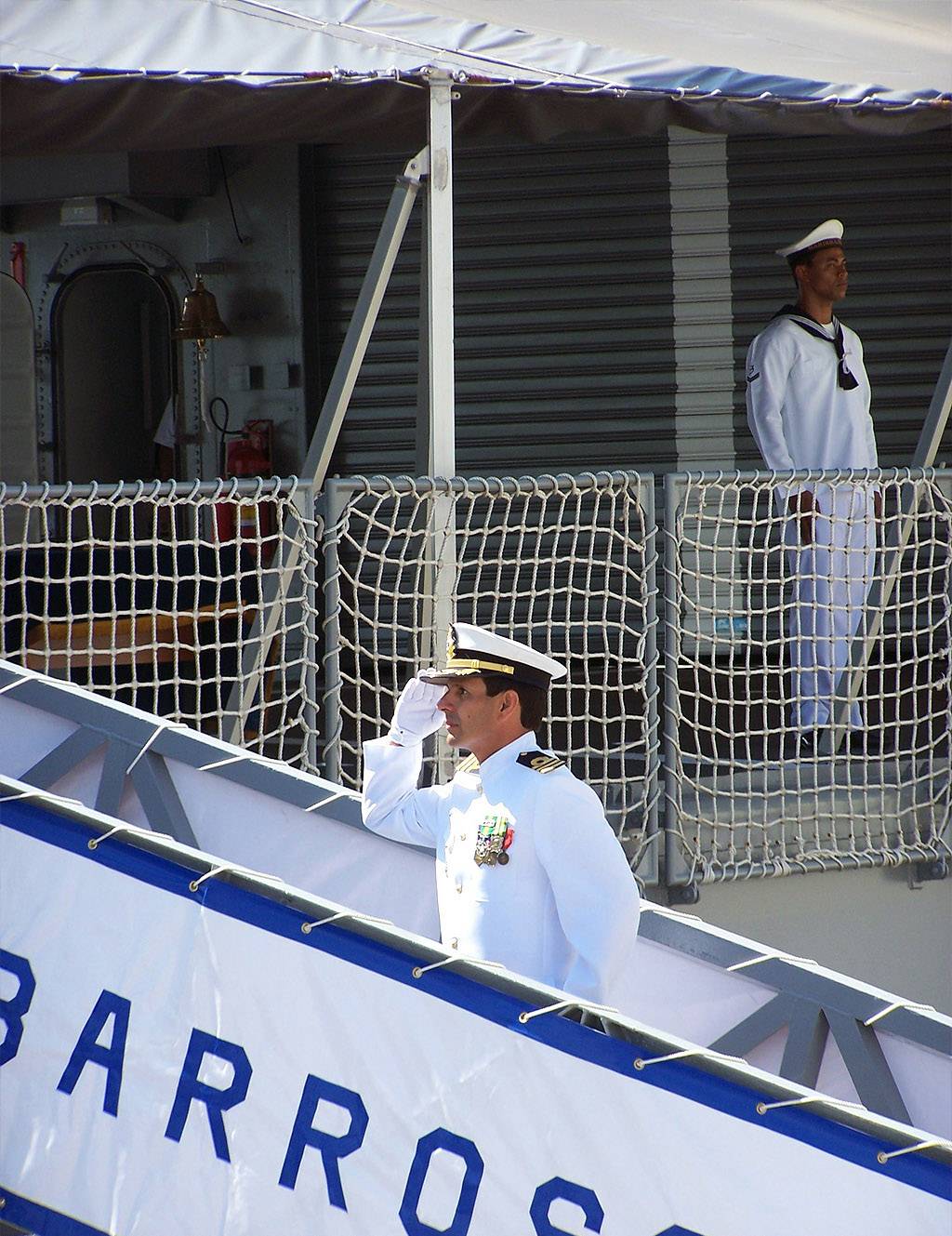 O primeiro Oficial Comandante da Barroso, Capito-de-Fragata Luiz Roberto Cavalcanti Valicente, embarcando no navio e saudando o Pavilho Nacional. (foto: ALIDE - Felipe Salles)