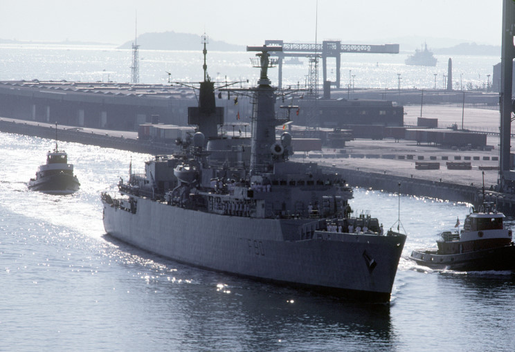 A HMS Brilliant - F 90, em janeiro de 1985 participando do Exercício OCEAN SAFARI 85. (foto: Royal Navy)