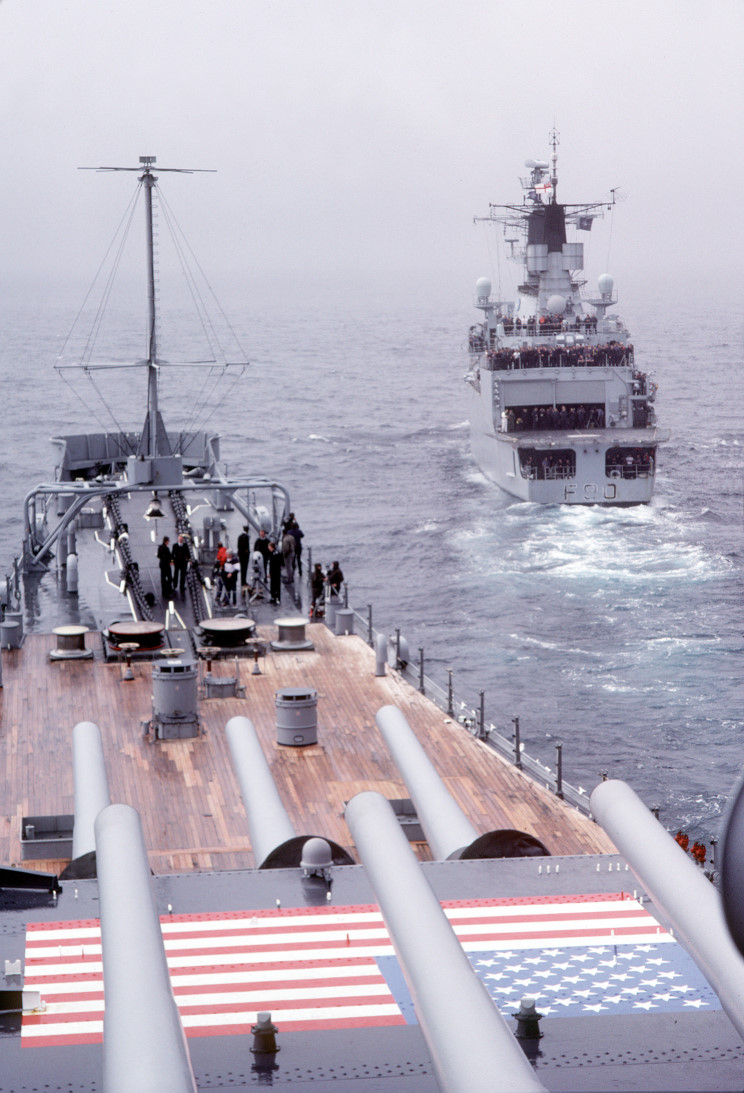 A HMS Brilliant - F 90, fotografada do Encouraçado USS Iowa – BB 61, em janeiro de 1985, durante o Exercício OCEAN SAFARI 85. (foto: Royal Navy)