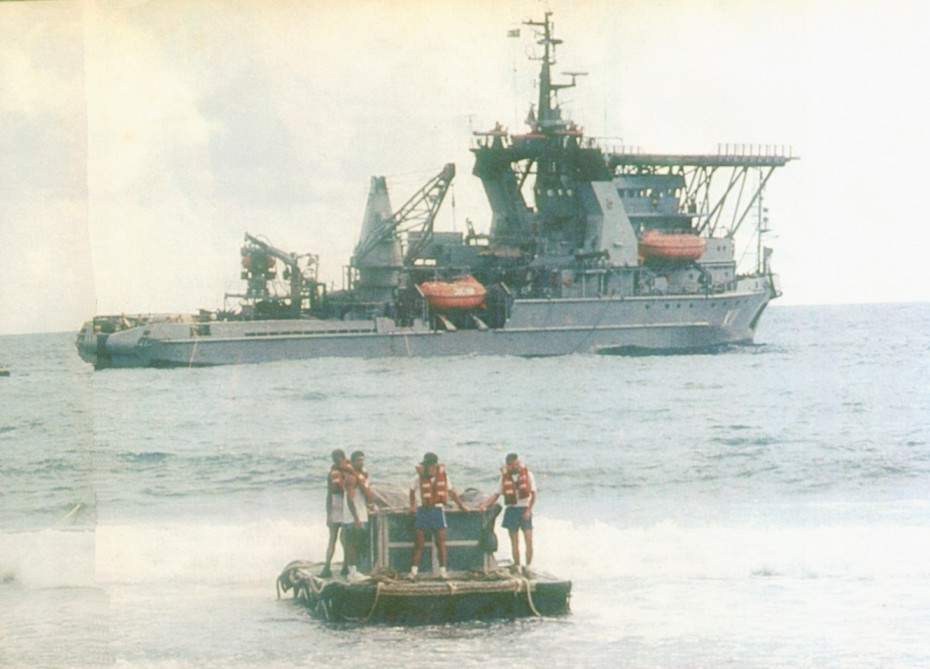 O Felinto Perry, realizando reabastecimento do Posto Oceanográfico da Ilha de Trindade, em 1996. (foto:SDM)