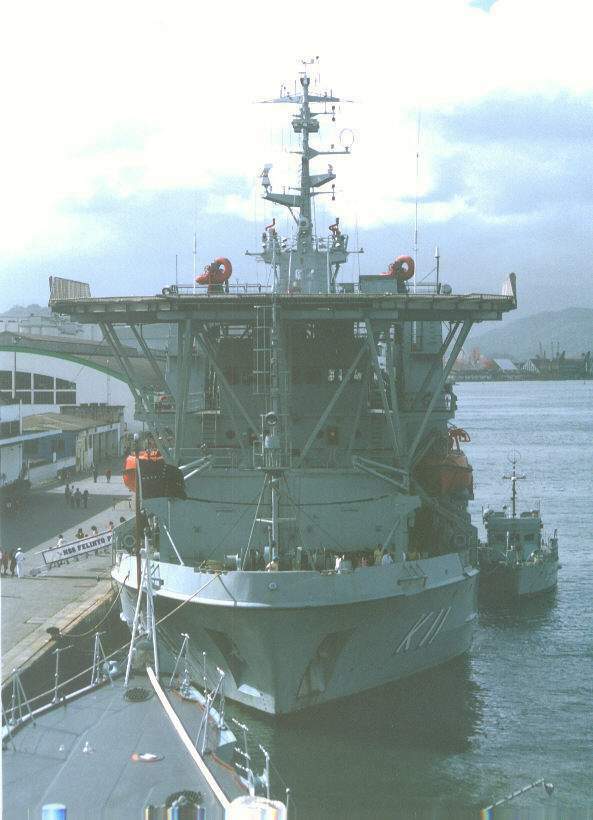 O NSS Felinto Perry, atracado em Santos, tendo a contrabordo o AvApCos Almirante Hess - BACS 01. (foto: NGB - Rogério Cordeiro, 11/12/2004)