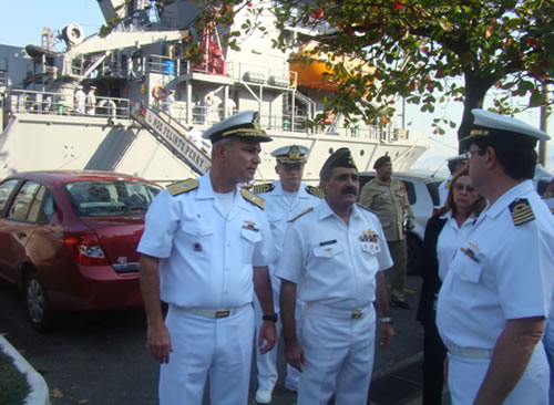 O Contra-Almirante Celso Luiz Nazareth (ComForS) e o Contra-Almirante Khawaja Ghazanfar Hussain que estava em visita as OM da Força de Submarinos no dia 25 de agosto de 2010. (foto: CCSM)