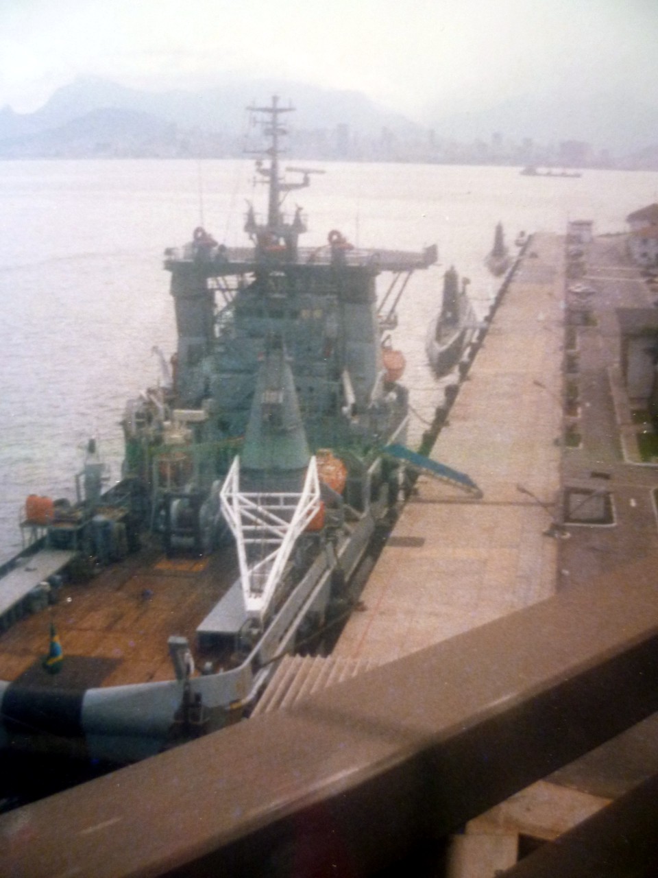 O Felinto Perry atracado na BACS com dois submarinos GUPPY ao fundo. (foto: Coleção Pessoal de Gustavo Rocha)