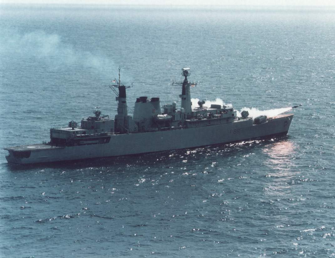 A Fragata HMS Broadsword - F 88, disparando um Exocet em testes realizados em 1986. (foto: Royal Navy)