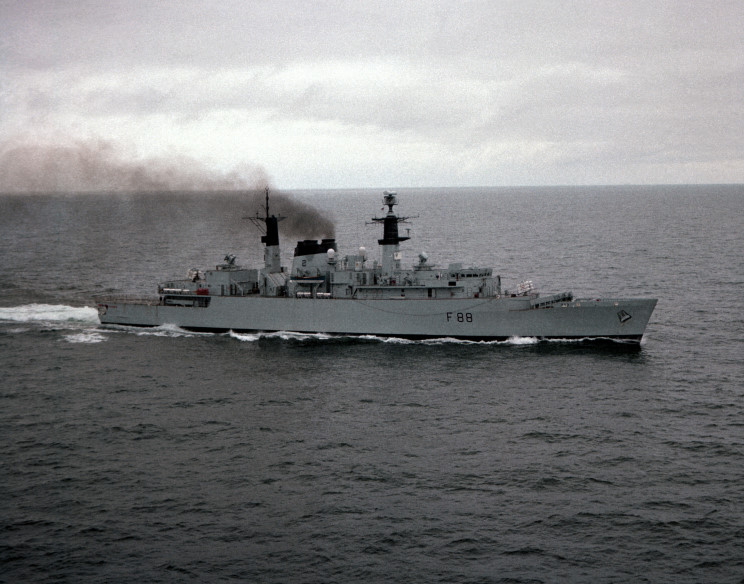 Navegando no Atlântico Norte em janeiro de 1982. (foto: Royal Navy)