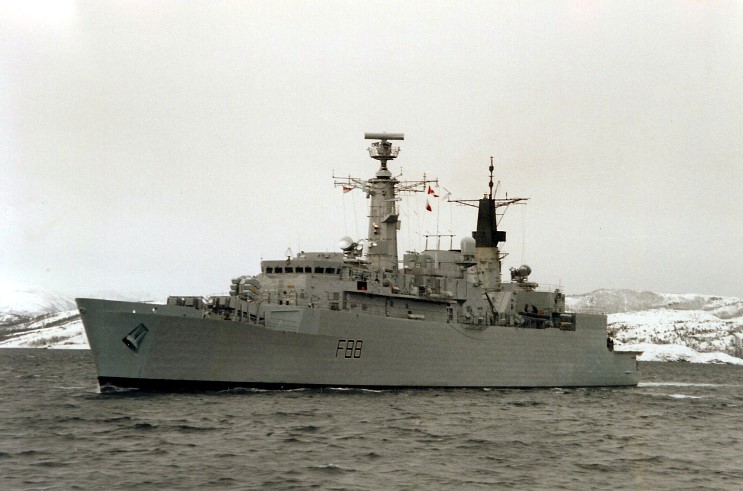 A Broadsword operando ao largo da costa do norte da Noruega em 1995, pouco tempo antes de ser desativada e transferida para a Marinha do Brasil. (foto: Jonny Ferenc Greff)