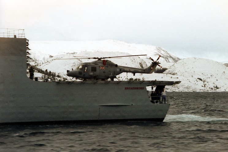Detalhe do convôo da Broadsword com um Lynx operando ao largo da costa norte da Noruega em 1995, pouco tempo antes de ser desativada e transferida para a Marinha do Brasil. (foto: Jonny Ferenc Greff)
