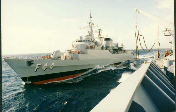 A Fragata Independência em faina de recebimento de combustível do NT Gastão Motta - G 23. (foto: SDM)