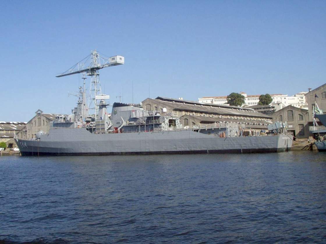 A F Independência, atracada no AMRJ, já na configuração ModFrag. (foto: Revista Naval)
