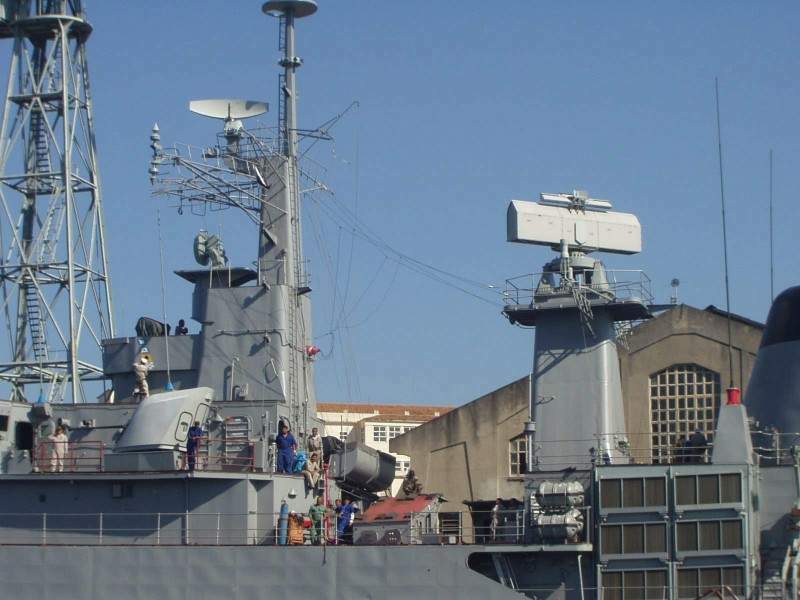 A F Independência, atracada mostrando várias das modificações no armamento e nos sensores durante o Programa ModFrag. (foto: Revista Naval)