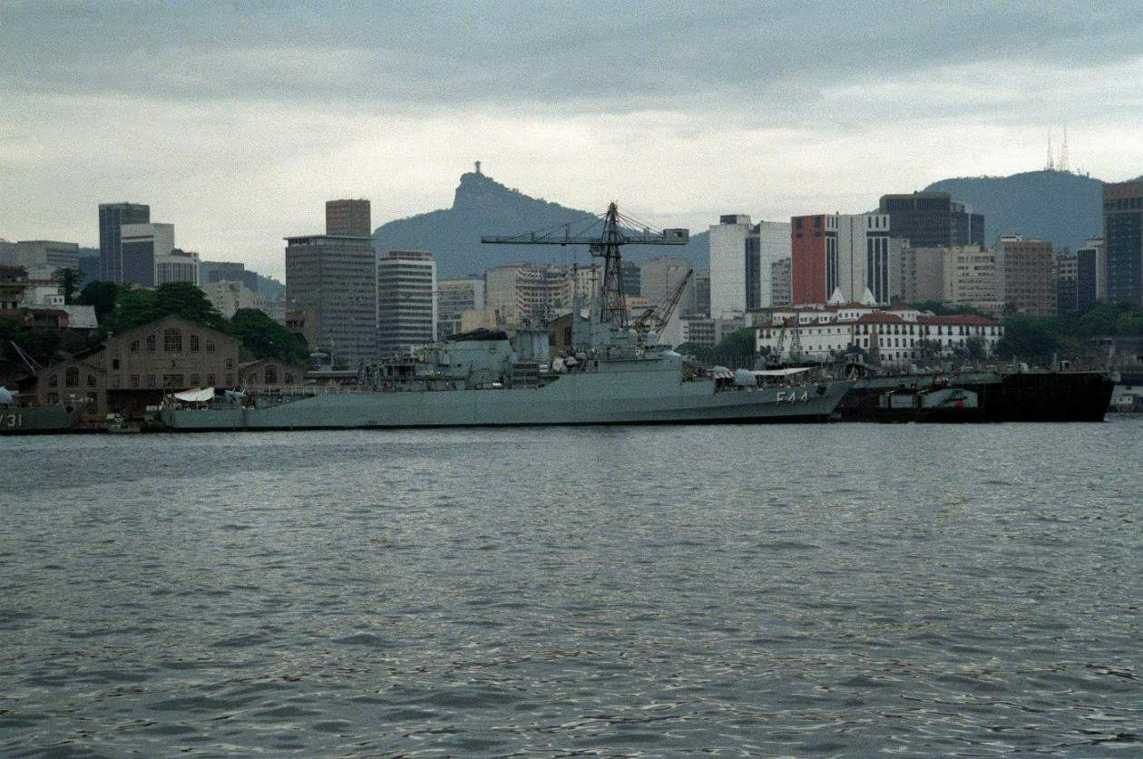 A Independência, atracada no Arsenal de Marinha do Rio de Janeiro. (foto: Don S. Montgomery, USN) 
