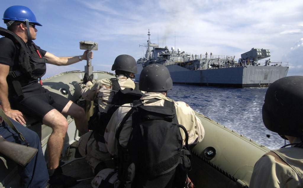 A Independência, sendo abordada durante um exercício por um Grupo de Vistoria e Inspeção/Grupo de Presa (GVI/GP) da F USS Samuel B. Roberts - FFG 58, durante a Operação PANAMAX 2007. (foto: U.S.Navy) 