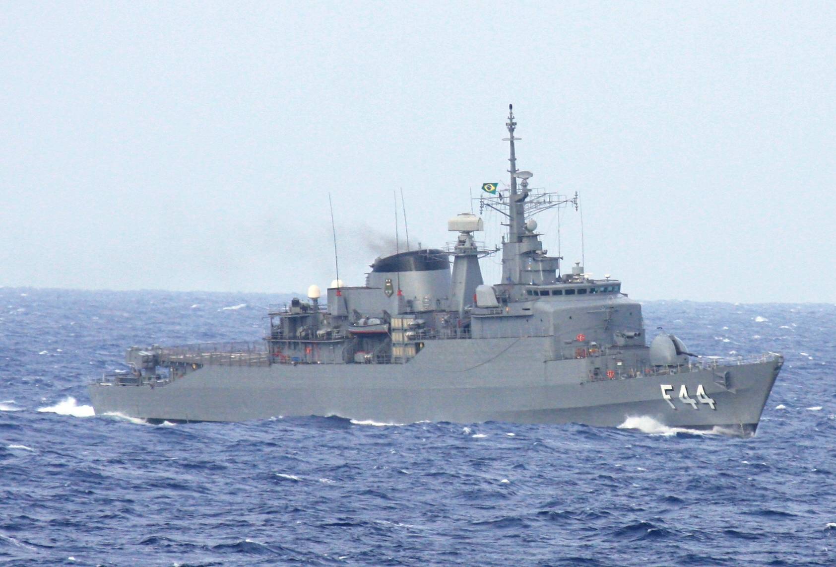 A Independência operando com a Esquadra em 17 de novembro de 2009, fotografada de um navio mercante estrangeiros na costa sul do Brasil. (foto: Captain Ted - Shipspotting, via Gustavo Castro de Sousa)