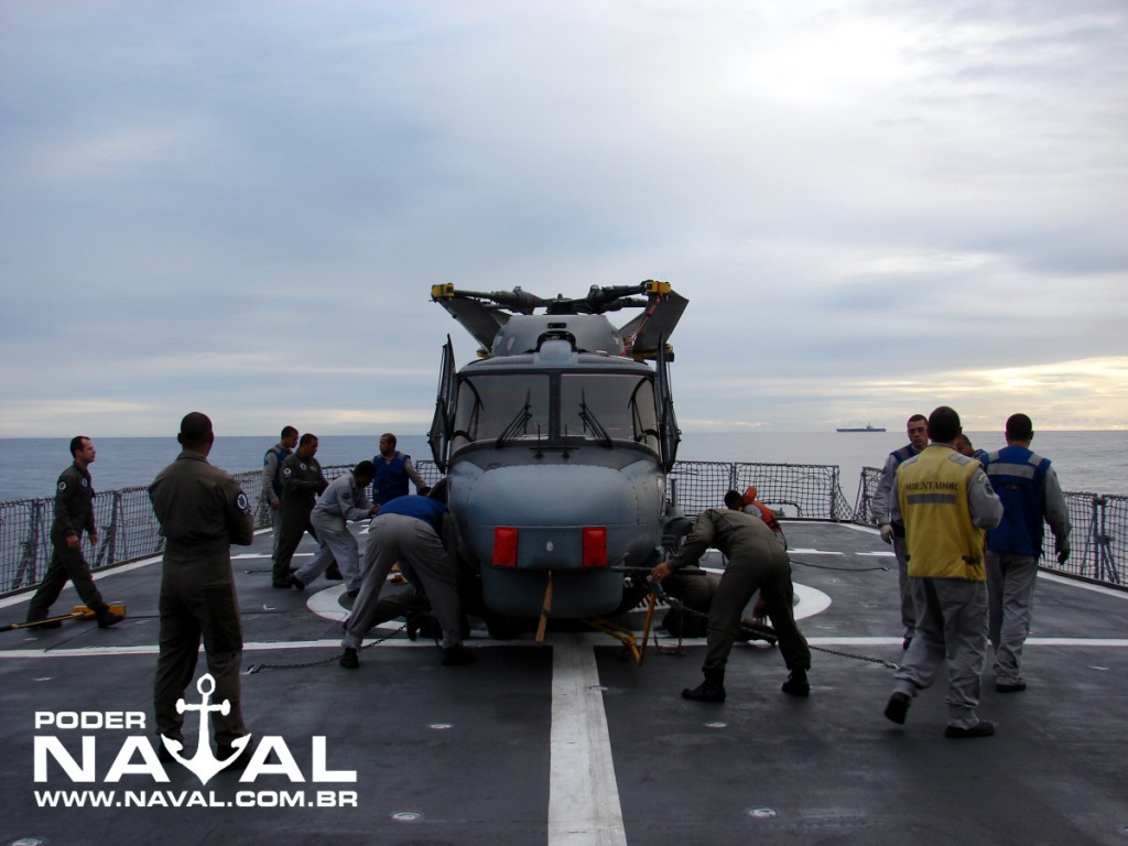 Equipe de Manobra e Crash da Independência operando com um Lynx durante JOINT WARRIOR 10-1. (foto: Guilherme Wiltgen - Poder Naval OnLine)