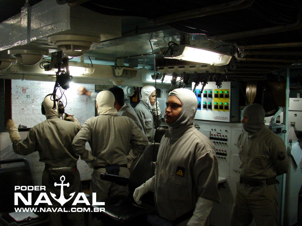Estação de coordenação do CAV - Controle de Avarias da Independência. (foto: Guilherme Wiltgen - Poder Naval OnLine)